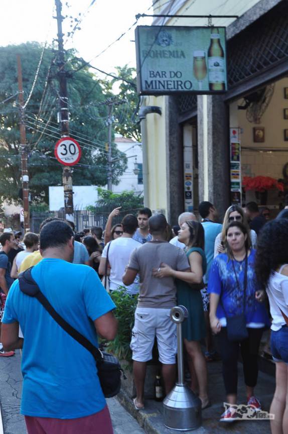 Muito movimento nos bares de Santa Tereza, no Rio de Janeiro